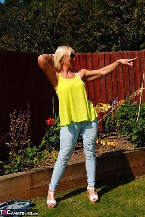 TAC Amateurs offers a free photo gallery with Melody has a perfect form